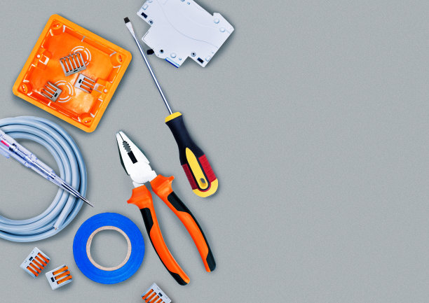 不同的电动工具在灰色背景与复制空间，顶视图。图片下载