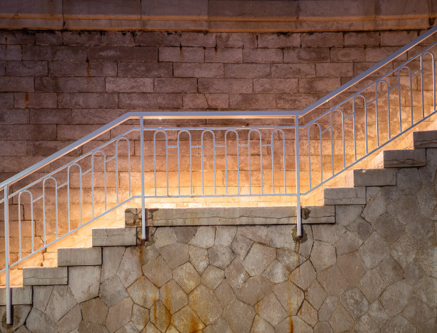 夜晚灯火通明的楼梯图片下载