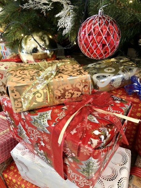 圣诞树下的圣诞礼物盒图片下载