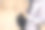 一个无法辨认的女人在她的背包里拿着一瓶水。图片下载