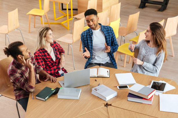 学生坐在图书馆里图片下载