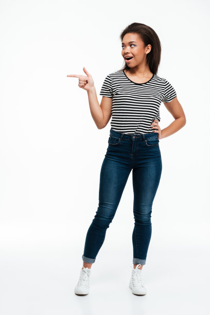 兴奋随意的非洲裔美国女人指着手指图片下载