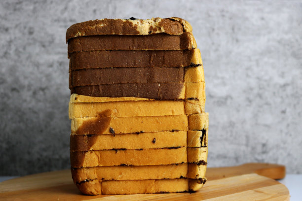 面包放在工作室的木桌上图片下载