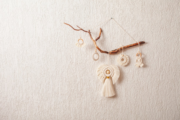 圣诞流苏花边装饰。圣诞天使和木棒上的装饰元素。天然材料-棉线，木珠。生态装饰、饰品、手工装饰。本空间图片下载