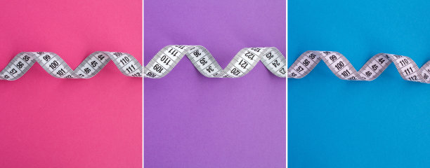 在彩色背景上的白色厘米拼贴。前视图。副本的空间。图片下载