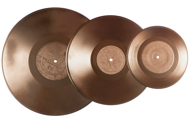 金色的乙烯基光盘孤立在白色的背景图片下载