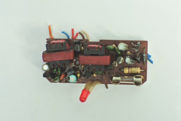 电子晶体管电路。电子电路板与处理器，靠近。图片下载