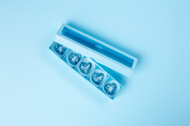 蓝色心形松露巧克力放在蓝色的打开斜盒中图片下载