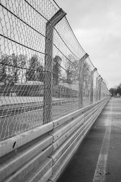 透视金属栅栏，黑白分明。安全与安全理念。金属线障碍。铁的边界。钢闸门。保护的概念。刑事笼。图片下载