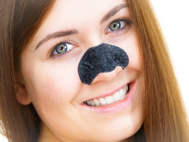 带鼻罩的女人毛孔粗细图片下载