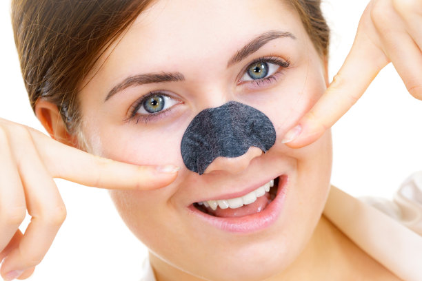 女性在鼻子上涂毛孔贴图片下载