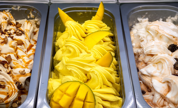 芒果冰淇淋与水果块俯视图。图片下载