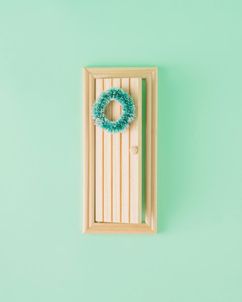 木门和花环的创意布置。最小的圣诞和新年概念。图片下载
