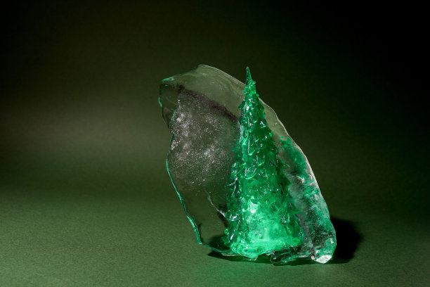 在深绿色背景上结冰的圣诞树图片下载