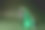 在深绿色背景上结冰的圣诞树图片下载