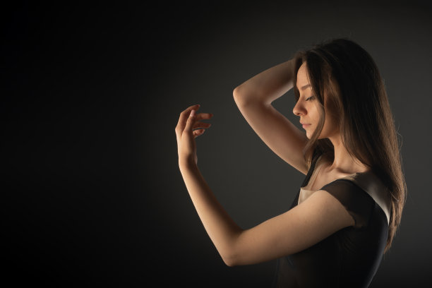 玩弄她的手臂图片下载