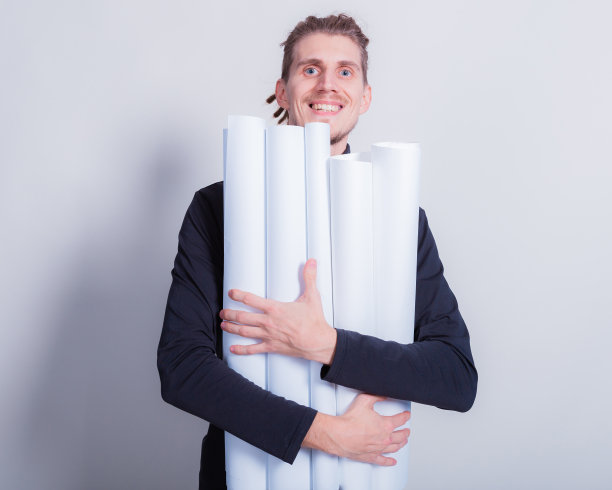 长发男手里拿着设计图，上面写满了项目，或者忙得不可开交。丢失了蓝图，许多订单被隔离在空白的拷贝空间里图片下载