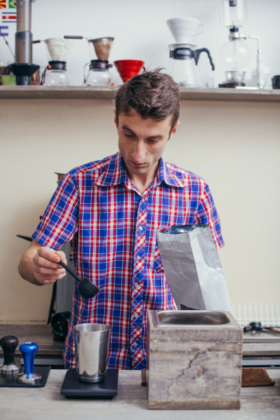 café柜台上的聪明男酒保肖像图片下载