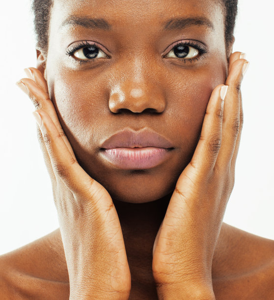 年轻漂亮的非裔美国女人照顾她的滑雪板图片下载