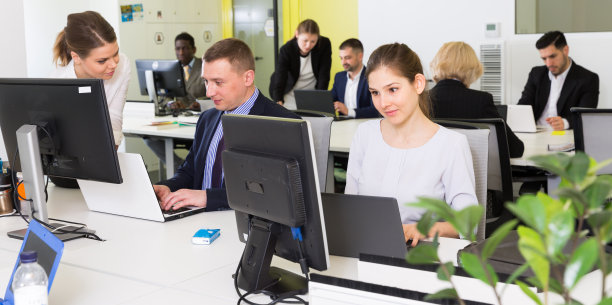 同事们都在开放式办公室工作图片下载