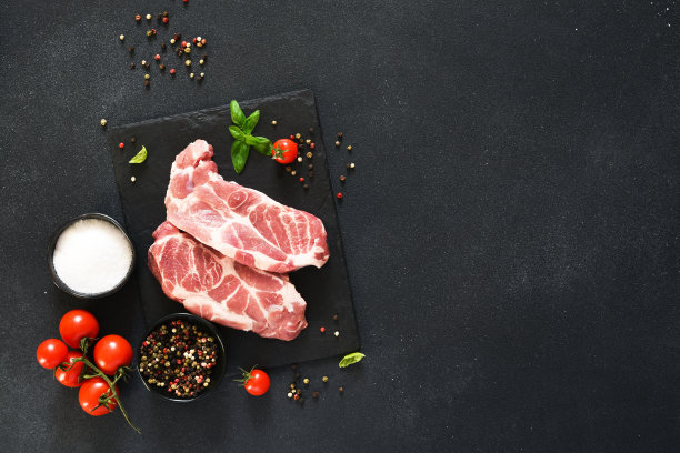 加香料的新鲜生猪肉放在石板上。前视图。图片下载