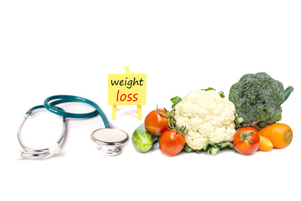 新鲜蔬菜听诊器在白色背景下的选择性聚焦。图片下载