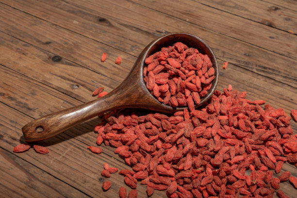 盘子或碗里的红枸杞放在木桌上图片下载