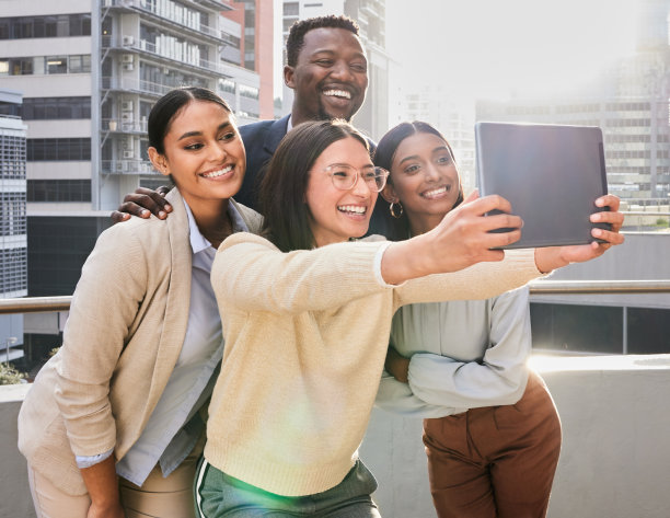 一群年轻的商务人士在办公室阳台上用平板电脑自拍图片下载
