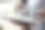 两位商务人士使用平板电脑查看公司财务报告，图表显示财务和数字增长数据。财务管理的理念使企业成长并盈利。图片下载