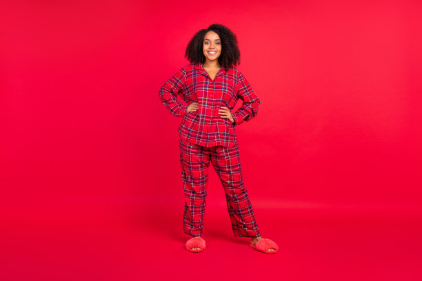 全尺寸照片快乐的非洲裔美国妇女双手腰身体正面凉爽的圣诞节孤立在红色的背景图片下载