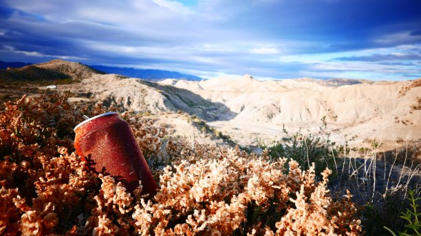 锈迹斑斑的旧能遗弃在大自然上。生态图片下载