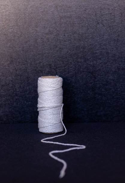 线轴在黑色的背景图片下载