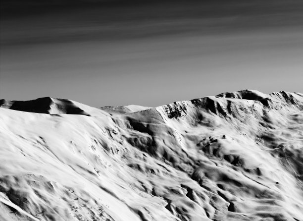 在雪道外的雪阳坡上观看，在太阳冬季的傍晚。黑色和白色图片下载