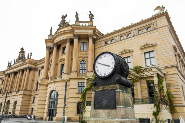 城市街道上的大型模拟时钟。城市的外观图片下载