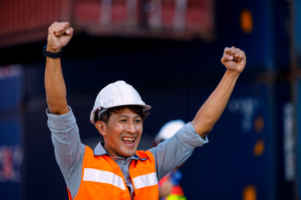 一位中年亚洲男性工程师表现出极度的喜悦图片下载