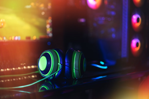 霓虹灯下的游戏电脑外围设备图片下载