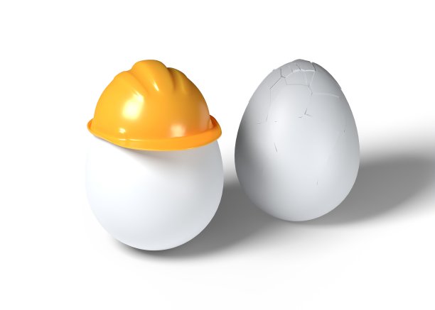3d渲染插图鸡蛋戴建设头盔和破碎的鸡蛋隔离在白色背景。现实的白色鸡蛋与黄色安全帽和破碎的鸡蛋图标。安全工作。保护不受伤害图片下载