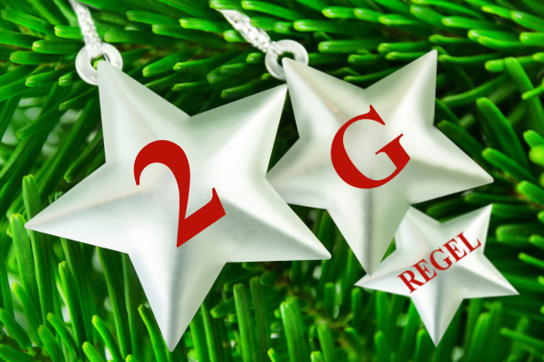 德国2g规则和圣诞装饰与星星和冷杉树枝图片下载