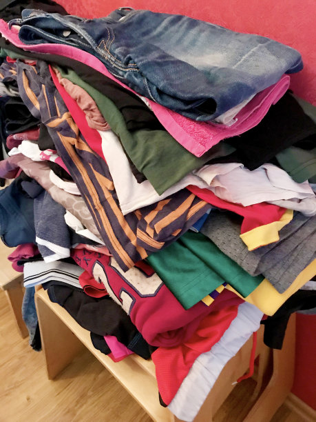 等着熨的衣服图片下载