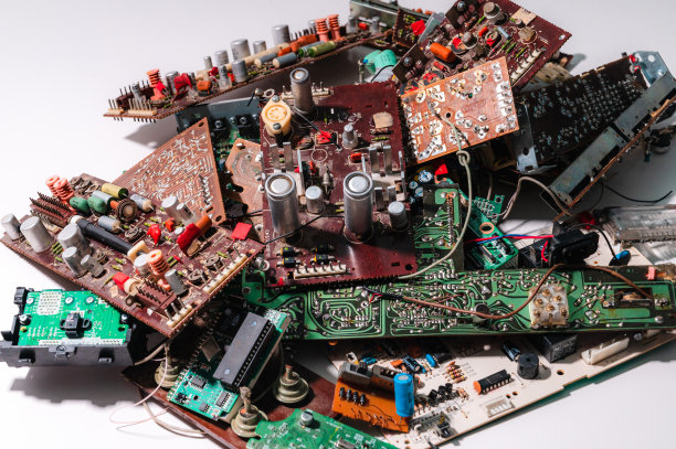 白色背景上的旧苏联微电路图片下载