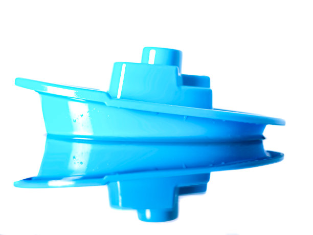 一个孩子的船在一个白色的背景在反射。水面反射的概念。图片下载