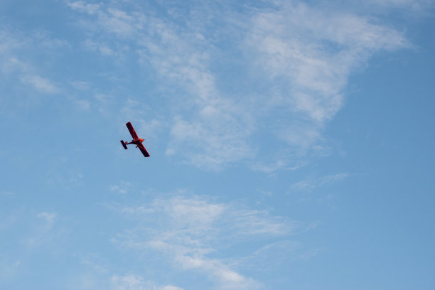 蓝色天空上的红色飞机图片下载