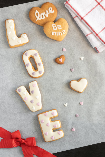 情人节贺卡。在平坦的表面上手工制作的饼干字母。图片下载