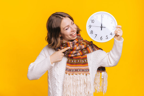 拿着大钟的年轻女人图片下载