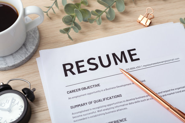 简历用钢笔和咖啡杯，特写图片下载