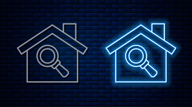 发光的霓虹灯线搜索房子图标孤立在砖墙背景。房地产象征着放大镜下的房子。向量图片下载