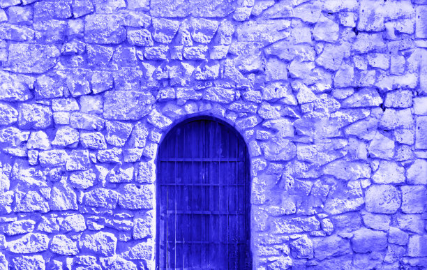 石头墙和真正的房子门。旅行的概念。创意复制空间为积极的情绪。2022年最佳颜色。图片下载