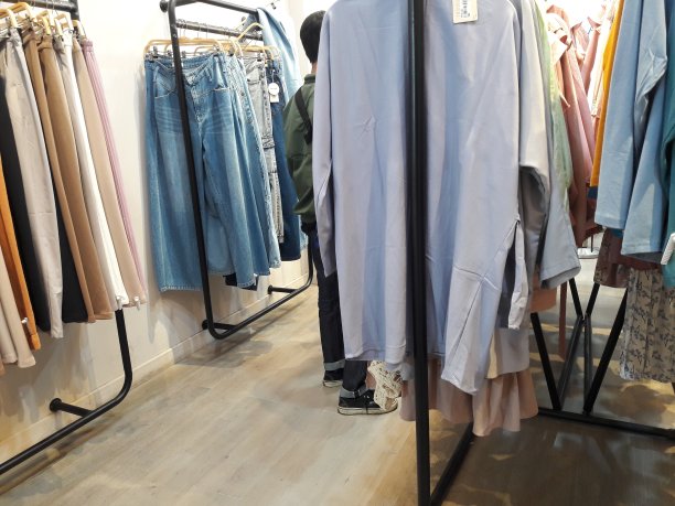 在服装精品店购物的人图片下载