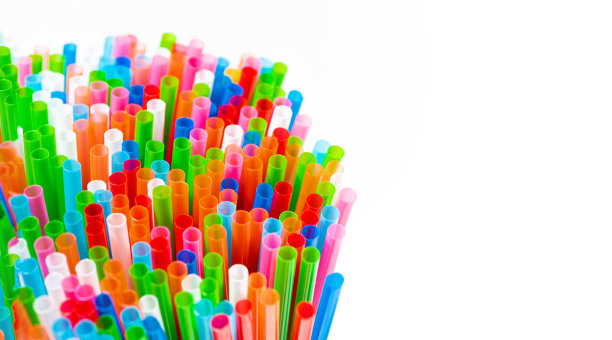 彩色塑料管鸡尾酒在白色的背景，俯视图图片下载