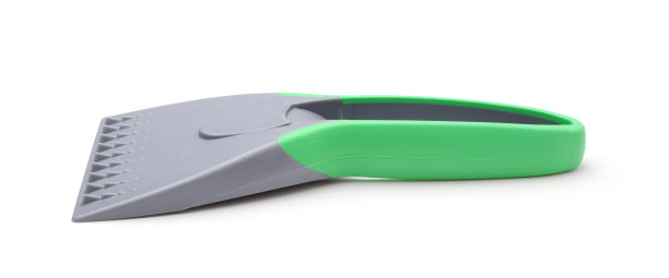 塑料刮冰器隔离在白色。图片下载